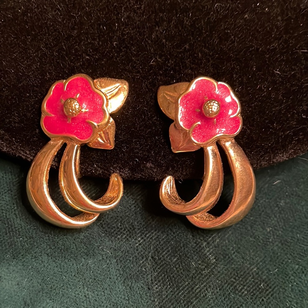 Vintage 1980s clip on earrings.